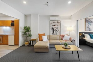 テレビ、書斎 / ワークスペース