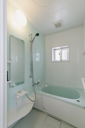 Casa (AGENA) | Baño | Tina con regadera, secadora de cabello, toallas, jabón 