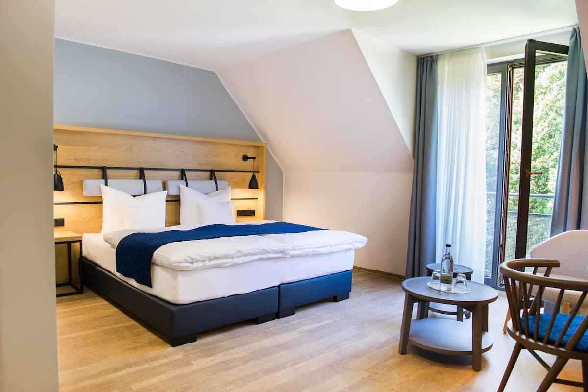 Comfort Room, 1 Queen Bed | Free minibar, in-room safe, desk, free WiFi