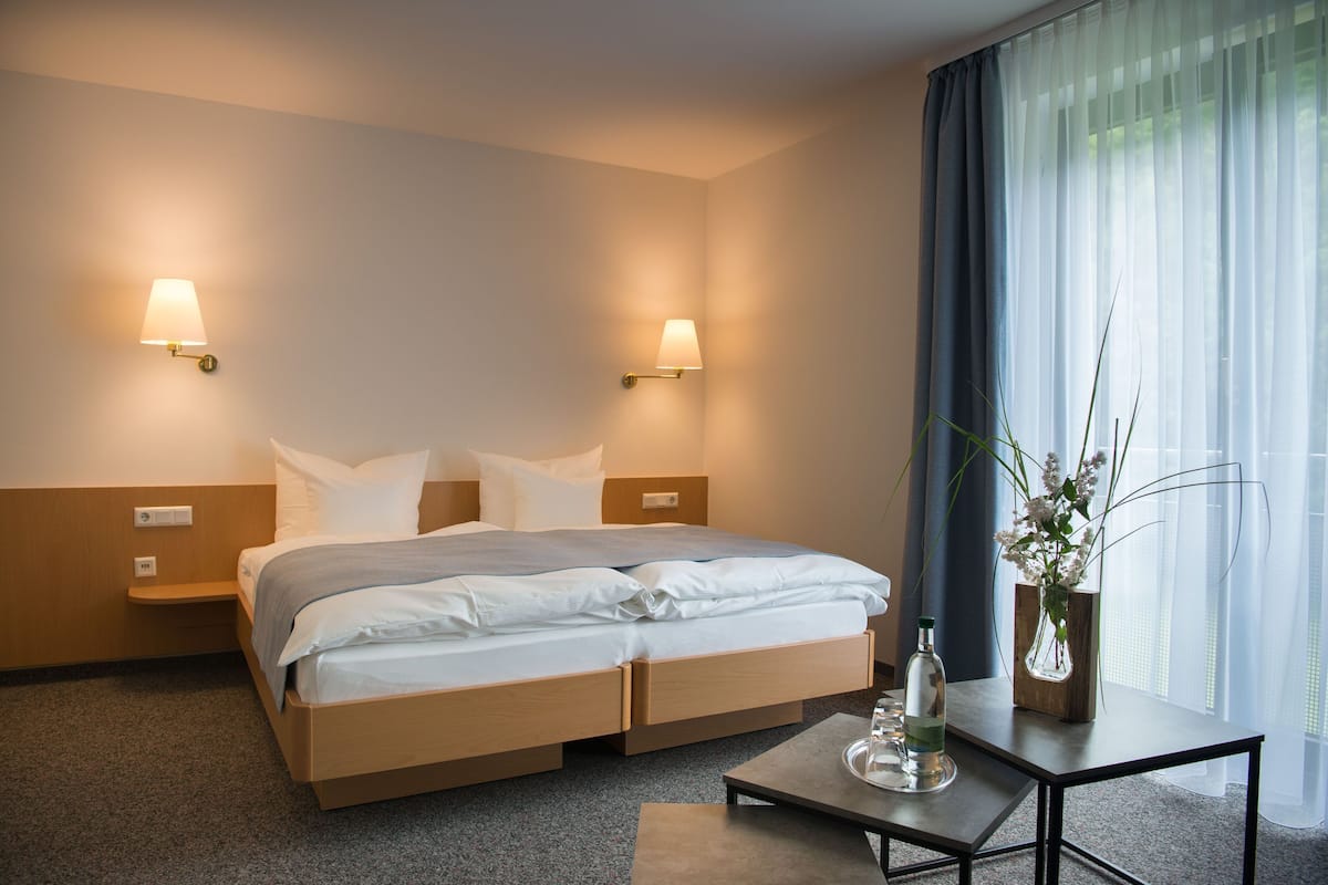 comfort room, 1 queen bed | 1 bedroom, free minibar, in-room safe, desk