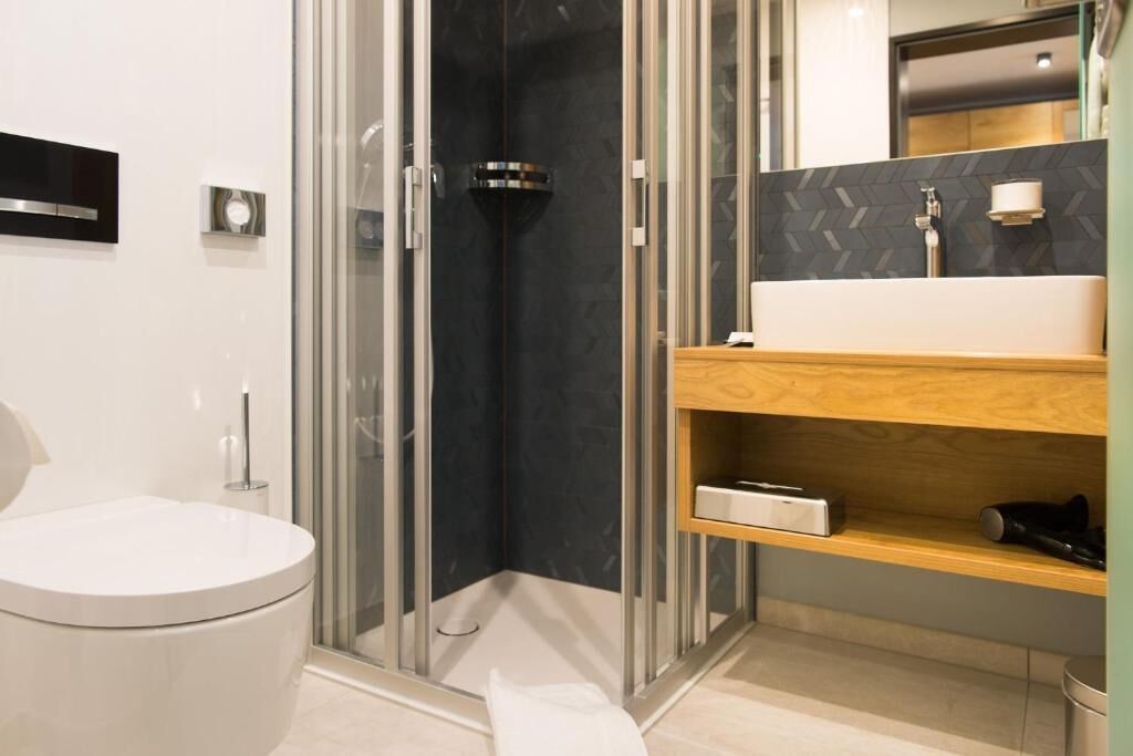 comfort room, 1 queen bed | bathroom | shower, hair dryer, towels, soap