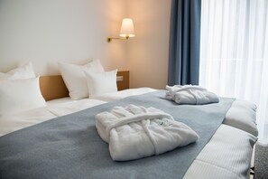 Classic Double Room | Free minibar, in-room safe, desk, free WiFi - Aktivhotel Inselsberg (Tabarz)