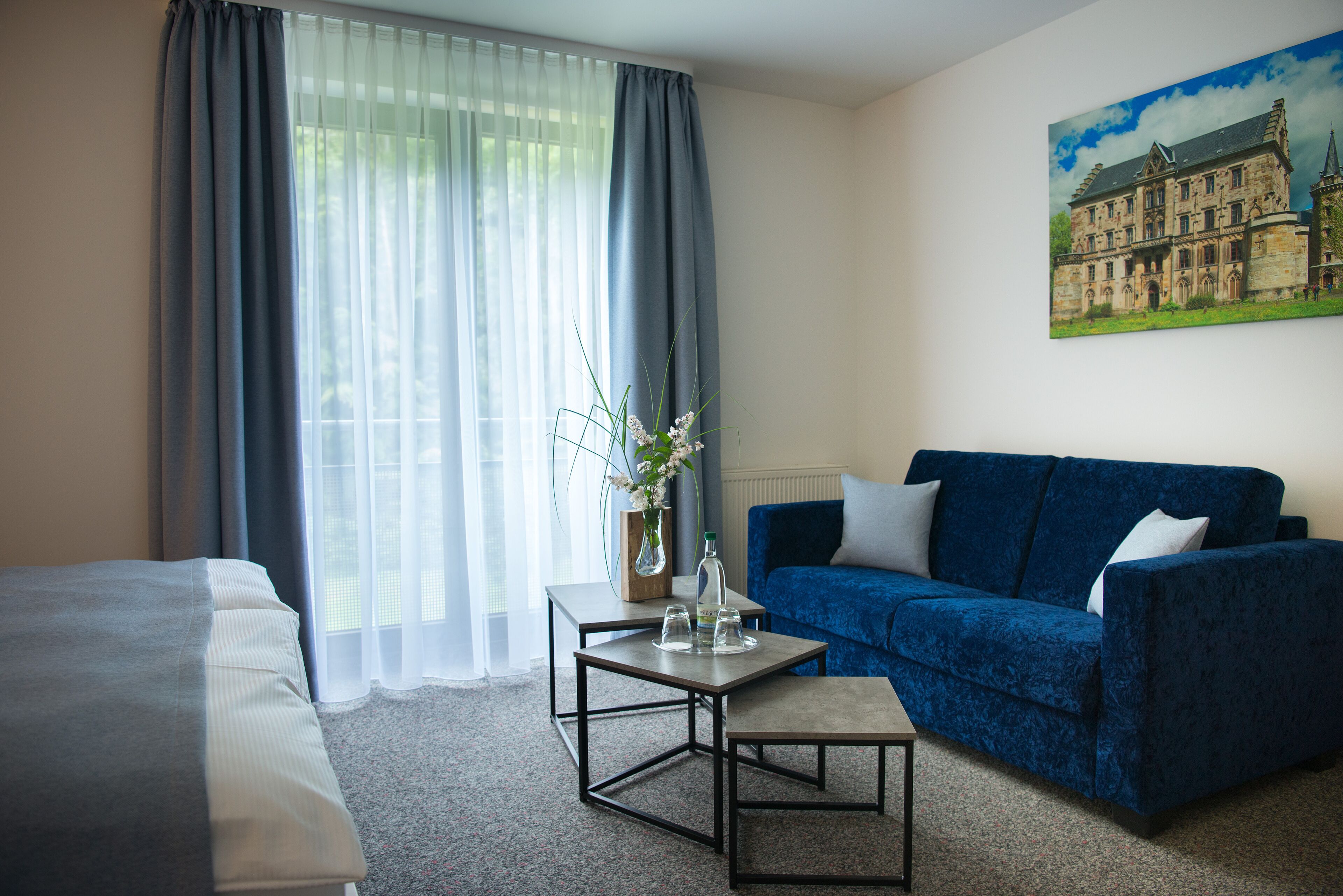 comfort room, 1 queen bed | 1 bedroom, free minibar, in-room safe, desk