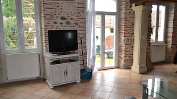 TV, fireplace, DVD player