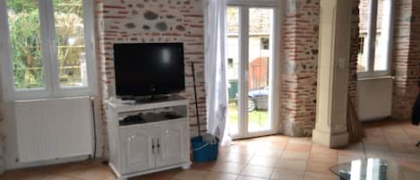 Télévision, cheminée, lecteur de DVD