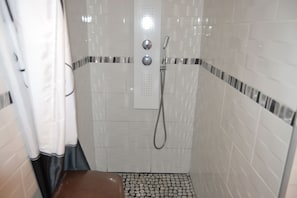 Dusche, Handtücher, Toilettenpapier