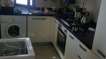 Apartemen | Dapur pribadi | Lemari es besar, kompor, dan peralatan masak/sendok-piring
