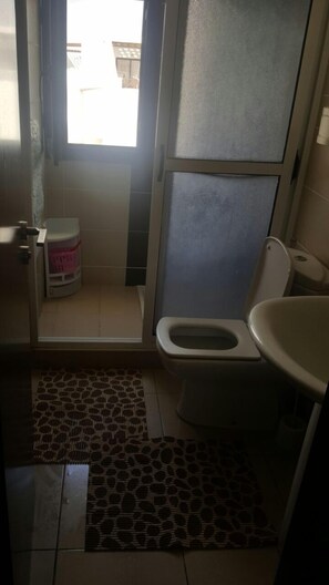 Căn hộ | Phòng tắm | Buồng tắm vòi sen, khăn tắm 