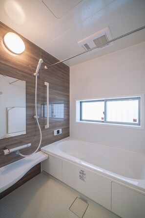 Casa (Arena) | Baño | Tina con regadera, secadora de cabello, toallas, jabón