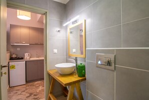 Studio | Bathroom | Shower, free toiletries, hair dryer, towels - Mare Dentro (Zakynthos)