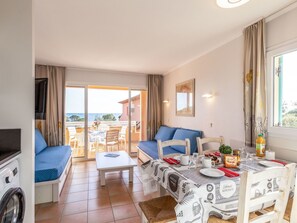 TV - Nice apartment for 4 guests with WIFI, A/C, pool, TV and terrace (La Garonnette-plage)