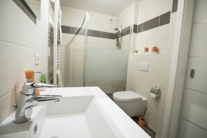 Comfort Apartment | Bathroom | Shower, hair dryer, towels, soap