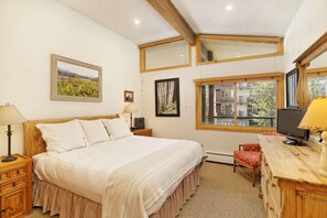 2 bedrooms, free WiFi, bed sheets - Ski-In/Ski-Out Escape with Private Balcony, Cozy Fireplace, Hot Tubs, Parking & Easy Elevator Access (Snowmass Village)