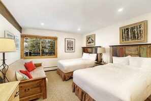 2 bedrooms, free WiFi, bed sheets - Ski-In/Ski-Out Escape with Private Balcony, Cozy Fireplace, Hot Tubs, Parking & Easy Elevator Access (Snowmass Village)