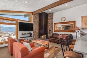 Een televisie en een open haard