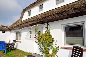 Exterior detail - Vacation room under thatched roof Groot Partie - Holiday room under thatched roof in (Insel Hiddensee)