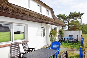 Outdoor dining - Vacation room under thatched roof Groot Partie - Holiday room under thatched roof in (Insel Hiddensee)