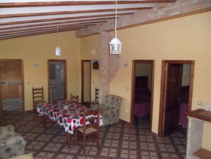 Ferienhaus, 3 Schlafzimmer (El Mirador) | Wohnbereich | 32-Zoll-Flachbildfernseher mit Kabelempfang, Fernseher, Kamin