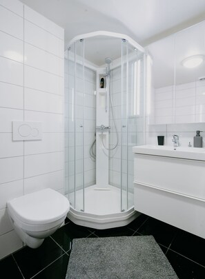 Apartamento | Banheiro | Chuveiro, roupões de banho, toalhas de banho, papel higiênico