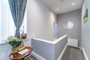 Interior - 2br-sleeps5-privategarden-freeparking-pets (Southport)