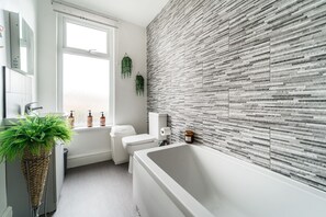 Lejlighed | Badeværelse | Kombination af bruser/badekar, dybe badekar, gratis toiletartikler