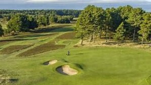 Un parcours de golf avec des bunkers de sable et des arbres.