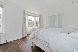 5 bedrooms, laptop workspace, iron/ironing board, bed sheets