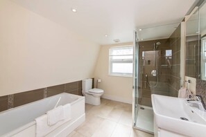 House (3 Bedrooms) | Bathroom