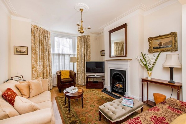 House (3 Bedrooms) | Living room
