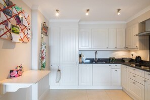 Apartment (1 Bedroom) | Eigene Küche | Mikrowelle, Ofen, Herdplatte, Geschirrspüler