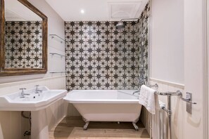 Apartment (2 Bedrooms) | Bathroom