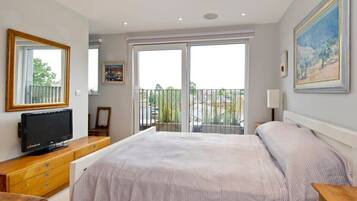 2 bedrooms, laptop workspace, iron/ironing board, bed sheets