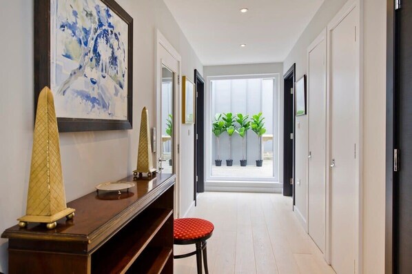 Interior - Fabulous 2-bed Penthouse, Wimbledon (London)