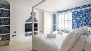 4 bedrooms, laptop workspace, iron/ironing board, bed sheets