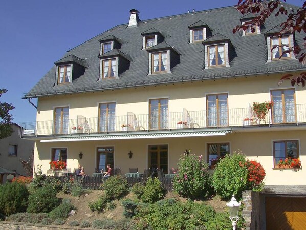 المنشأة من الخارج