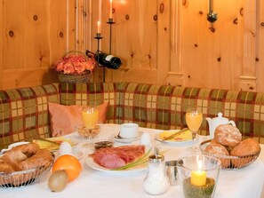 بوفيه فطور مجانًا يوميًا