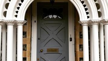 Pintu masuk properti