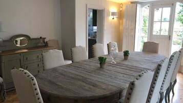 Rumah Eksklusif | Makan di kamar