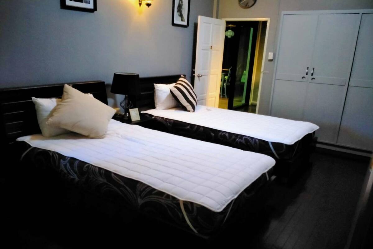 Habitación estándar con 2 camas individuales | Escritorio y wifi gratis