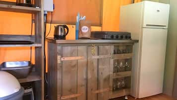 Zimmer | Eigene Kochnische | Kühlschrank, Herdplatte, Espressomaschine, Wasserkocher
