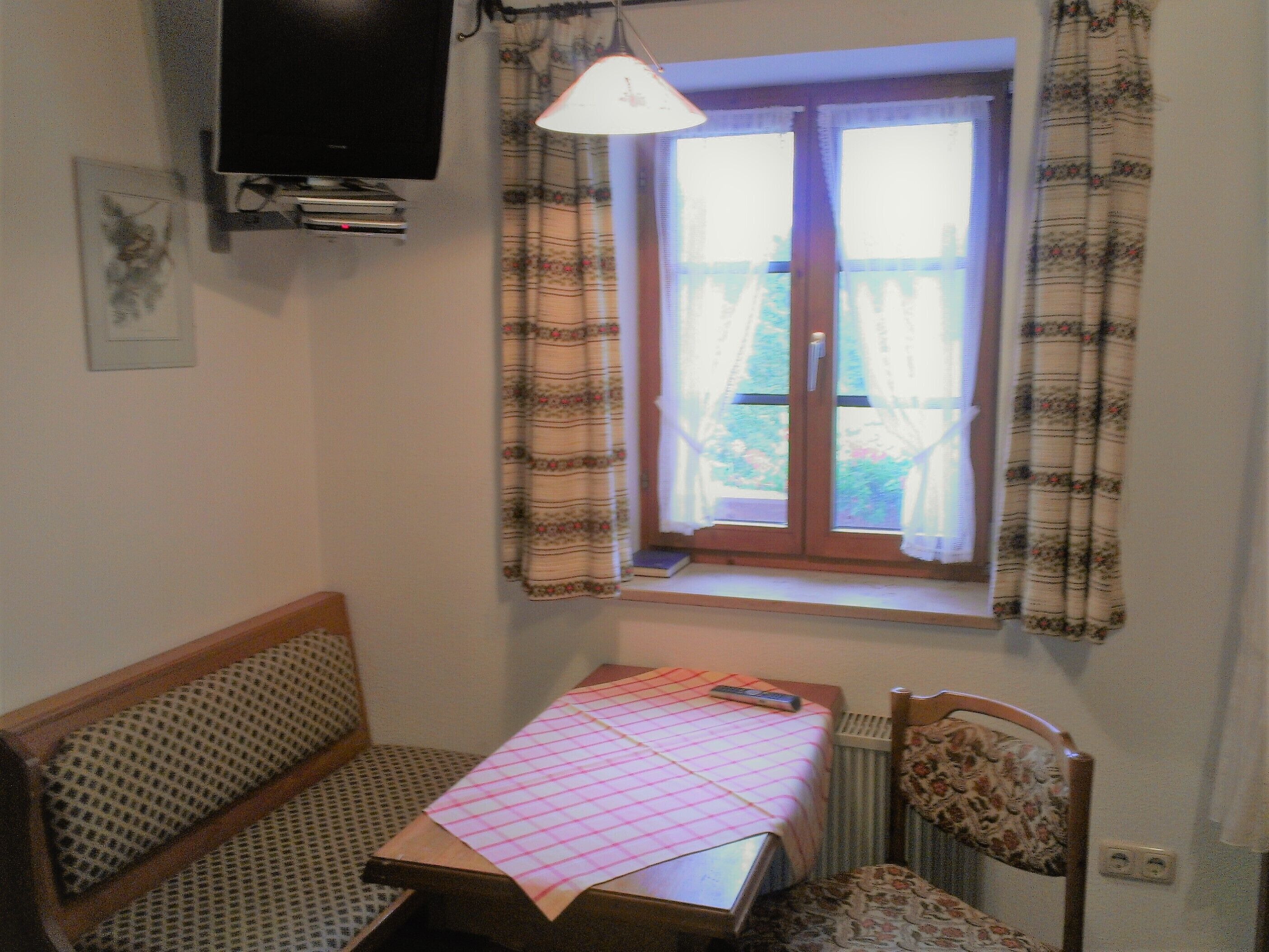 economy twin room | living area | 32-inch lcd tv with satellite channels, tv