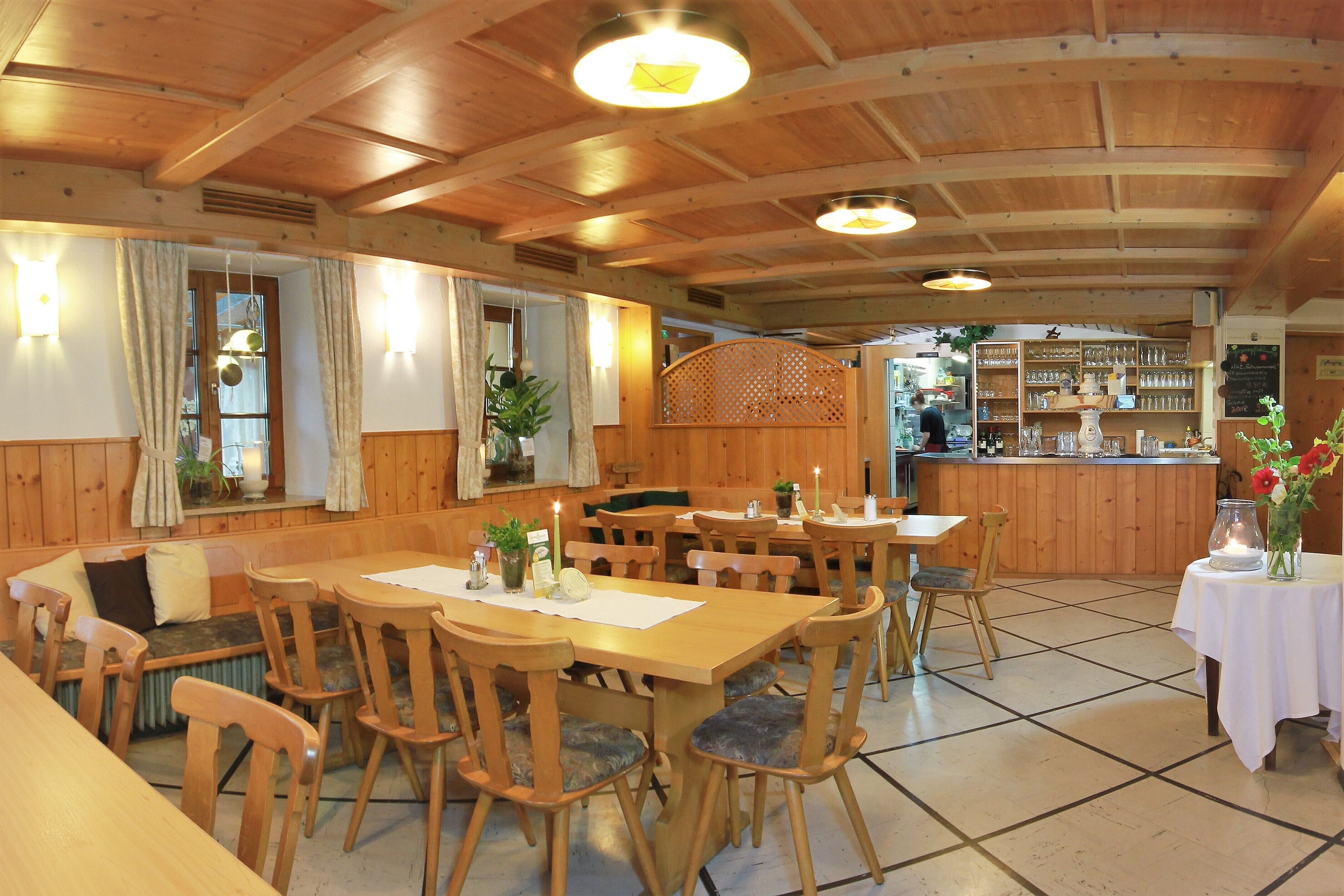 Aamiainen, lounas ja illallinen; saksalainen keittiö, ulkoilmaravintola 