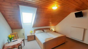 Individually furnished, desk, soundproofing, cots/infant beds - Gasthof Lamprecht (Peiting)