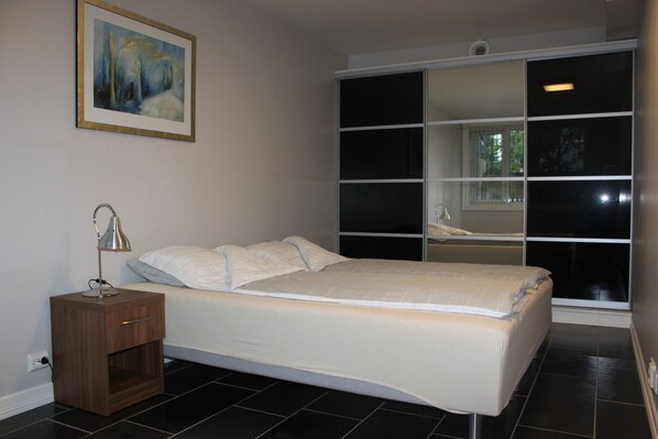 Leilighet – deluxe | Skrivebord, lydisolert, wi-fi (inkludert) og sengetøy