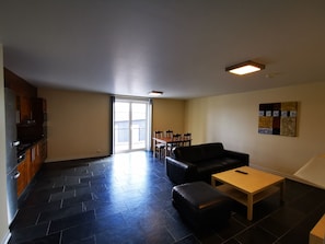Apartamento luxo, 2 quartos | Sala de estar | TV de tela plana 42 polegadas com canais digitais, TV, pisos aquecidos