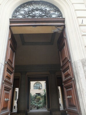 Property entrance - Germanico Apartment (Rome)