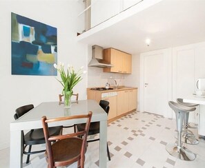 Apartamento, 1 quarto | Opções para refeição no quarto