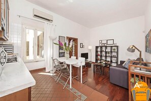 Apartment, 1 Schlafzimmer | Wohnbereich | Flachbildfernseher