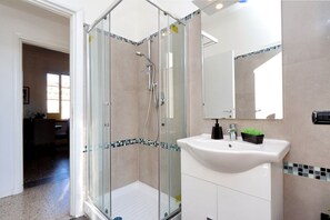 Appartement, 3 chambres | Salle de bain | Douche, douche cascade, séchoir à cheveux, bidet