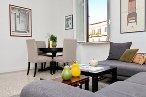 Appartement, 3 chambres | Aire de séjour | Téléviseur à écran plat
